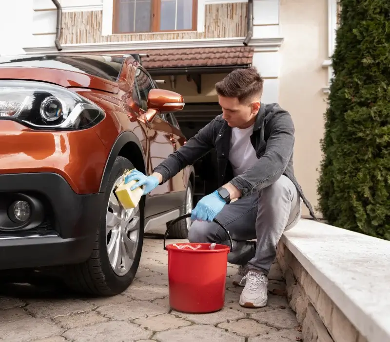 Lavage auto à domicile Andelot-en-Montagne : professionnel intervenant sur un véhicule